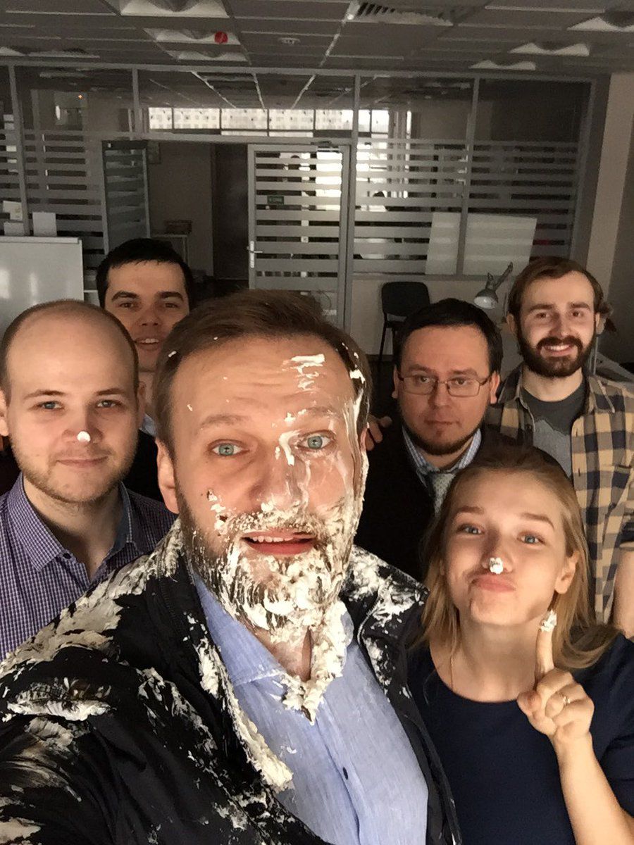 Несколько человек бросили два торта в основателя Фонда борьбы с коррупцией Алексея Навального у входа в здание.