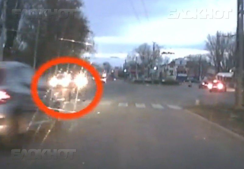 Автомобилист, нарушивший ПДД и едва не покалечивший пешехода, уехал, даже не сбавив скорости.