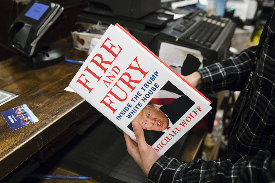Скандальную книгу Вулффа "Огонь и ярость: в Белом доме Трампа" в Сети назвали бестселлером номер один.