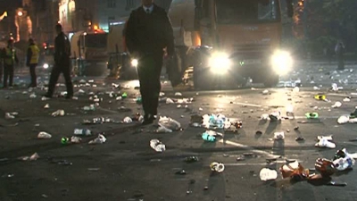 Mormanele de gunoi care rămân în urma concertelor din Piaţa Marii Adunări Naţionale au devenit deja o tradiţie.