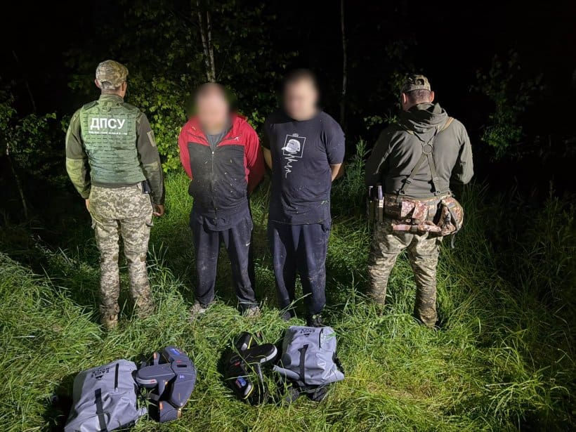 Двое братьев из Харькова пытались уплыть в Молдову на акваскутерах.
