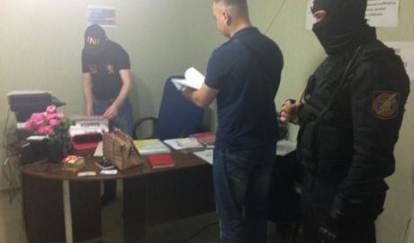 Un tânăr de 29 de ani din Ungheni, liderul unei grupări specializate în falsificarea actelor, a fost reţinut de ofiţerii SIS şi de poliţişti.