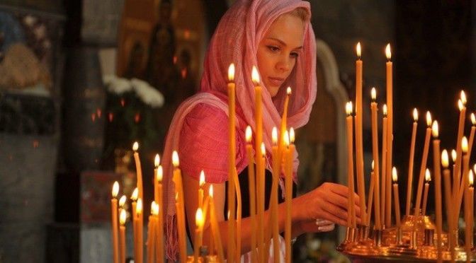 В этот день люди идут в церковь, где освящают первый урожай года.