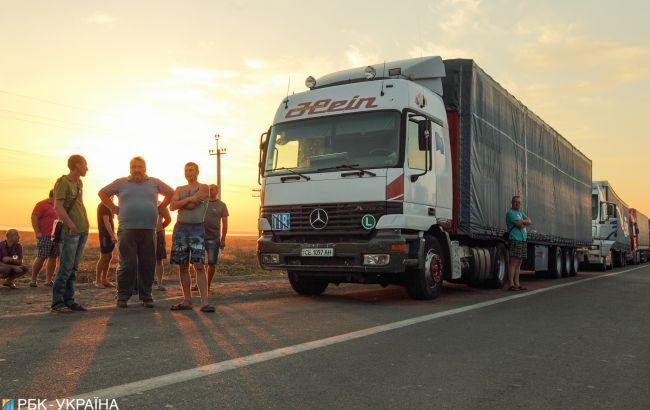 В Украине временно ограничили движение грузовиков.