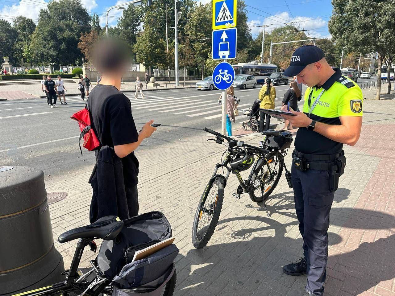 Conducătorii de trotinete electrice și biciclete au comis peste 700 de încălcări într-o săptămână.