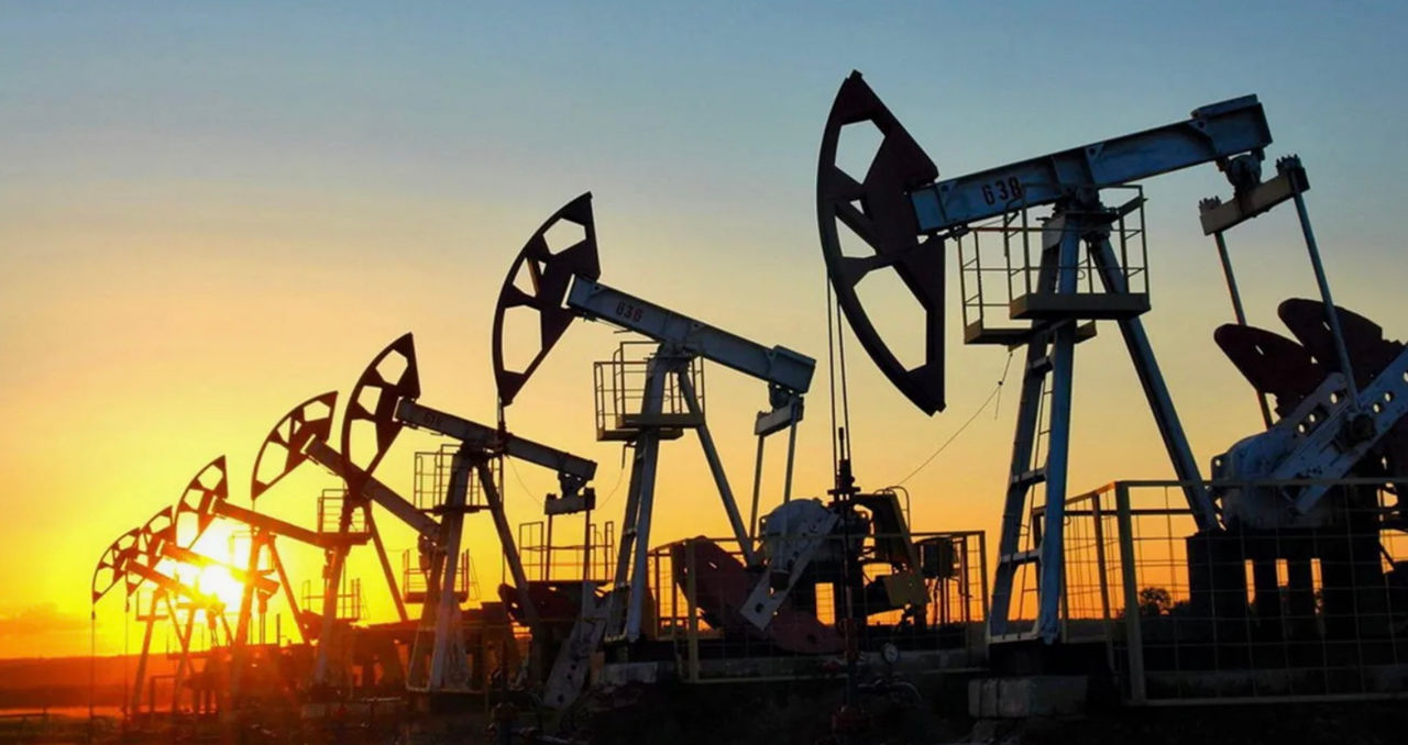 Prețul petrolului Brent scade sub 65 de dolari pe baril pentru prima dată din august 2021.