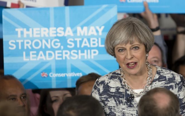 Theresa May a condus o campanie „catastrofală“, o acuză mai mulţi deputaţi conservatori. 