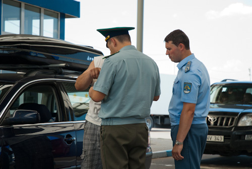 Un cetățean al Republicii Moldova a fost reținut la vamă în timp ce încerca să introducă fraudulos în țară un lot de tablete.