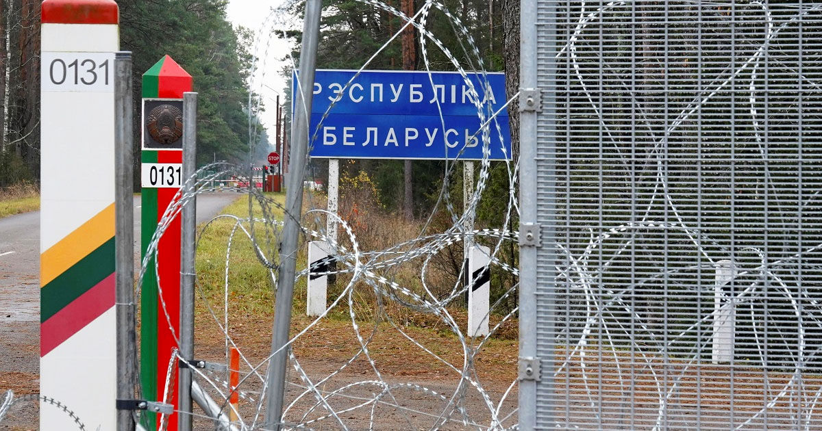 Lituania închide punctele de trecere a frontierei cu Belarus: ANTA avertizează operatorii de transport rutier internațional.
