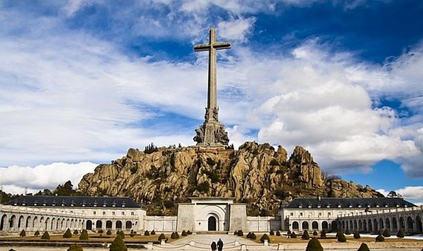 Самый высокий крест в мире расположен в мемориальном комплексе «Долина павших».