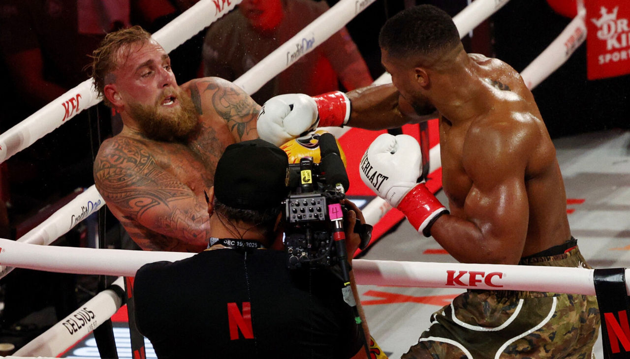 Боксер Джошуа нокаутировал блогера Пола.