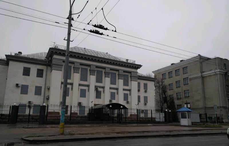 Посольство России в Киеве располагается по адресу Воздухофлотский проспект, 27.