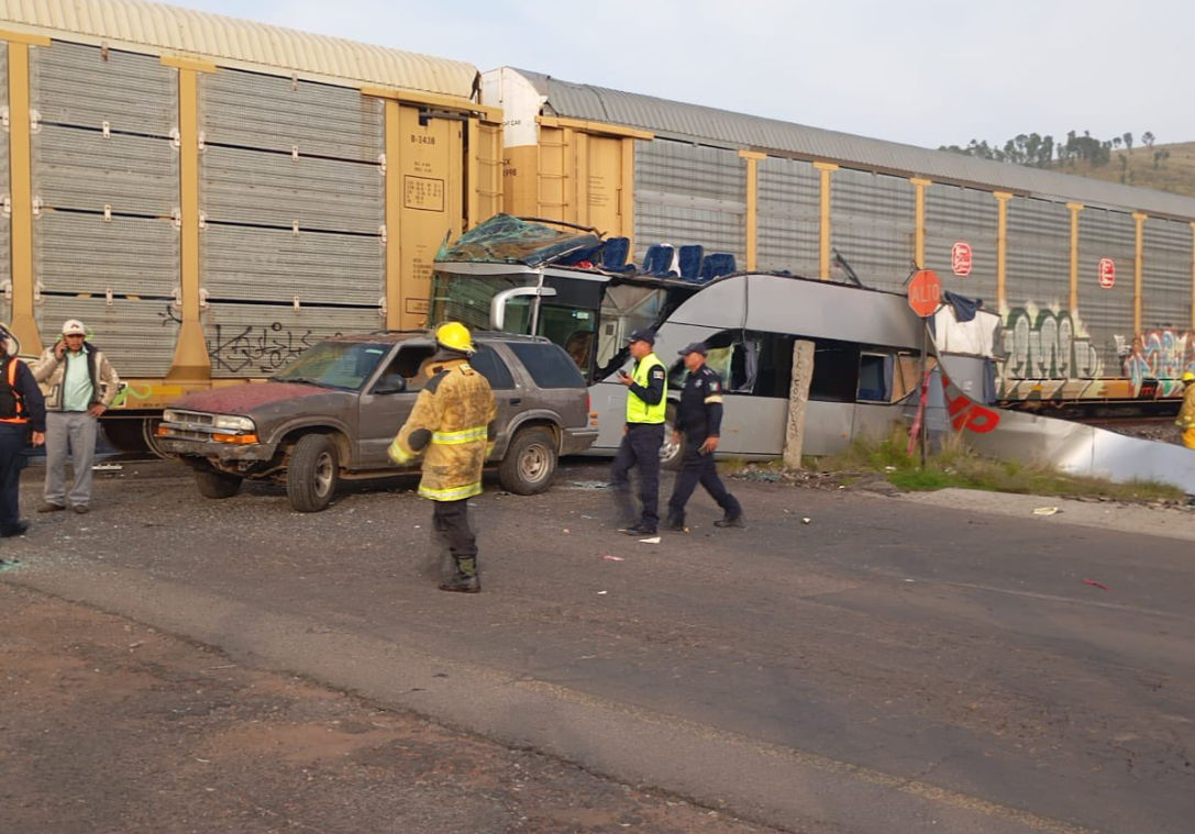 Un tren a lovit un autobuz în Mexic: Cel puțin 10 morți și peste 50 de răniți.