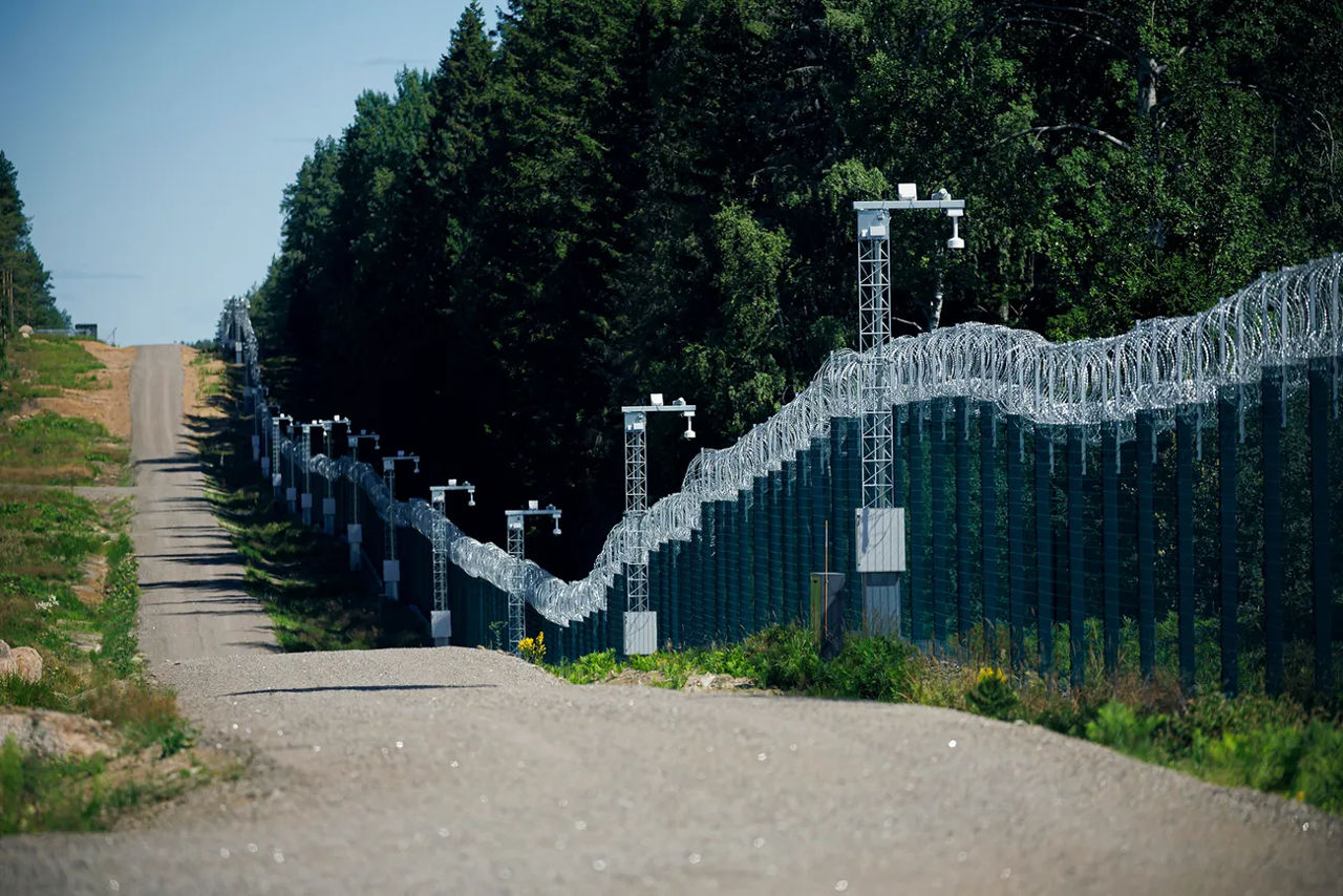 Финляндия достроила 200-километровый забор на границе с Россией.