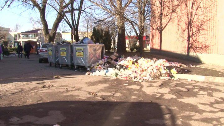 Locuitorii oraşului Bălţi riscă să înceapă un nou an tot cu mormane de gunoi pe străzi. 
