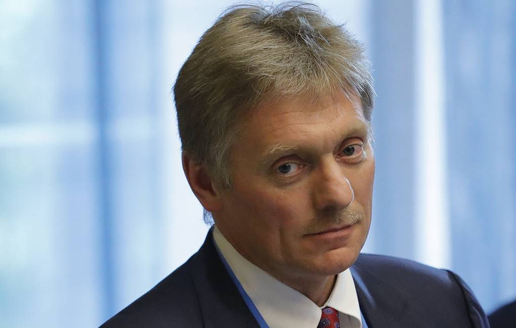 Песков: Выход боевиков с "Азовстали" означает, что они сдаются.