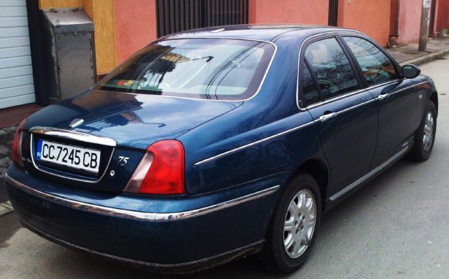 Infractorii acţionează noaptea, scot plăcuţele şi lasă un mesaj cu un număr de telefon pentru şofer, acesta fiind constrâns să achite o sumă de bani pentru a-şi recupera numerele de înmatriculare.