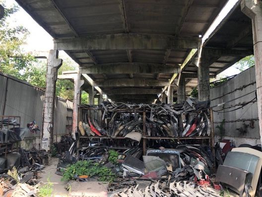 На подпольной станции по разборке автомобилей прошли обыски.
