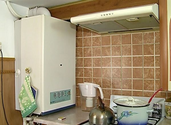 Zeci de familii din satul Cioburciu din Stefan Voda au ramas fara electrocasnice in urma unei defectiuni la transformatorul electric din localitate. Foto: protv.mv