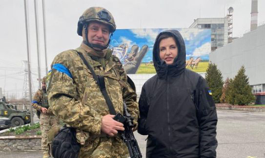 Порошенко рассказал о требовании жены выдать ей оружие и форму.