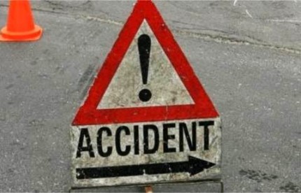 Cel puţin trei oameni au fost răniţi în urma unui accident produs azi dimineaţă la o trecere de cale ferată de pe strada Munceşti din capitală.