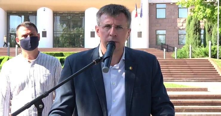 Председатель Либеральной партии Дорин Киртоакэ. 