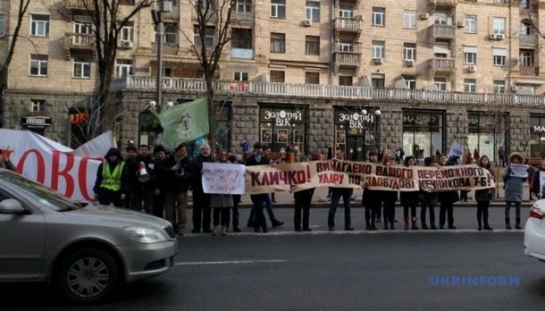 В Киеве протестующие перекрыли Крещатик.