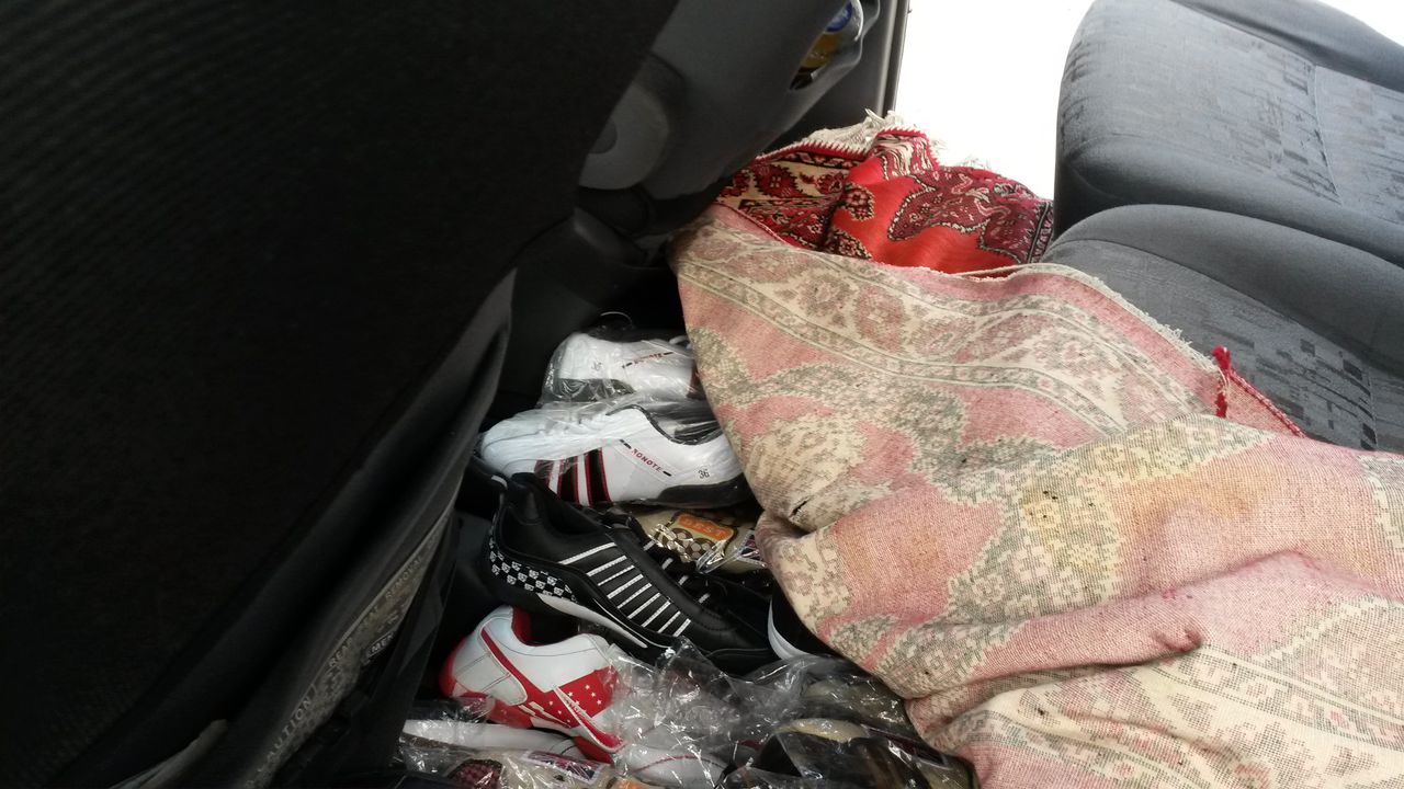 Sute de articole vestimentare, confiscate de polițiști. Foto: publika.md