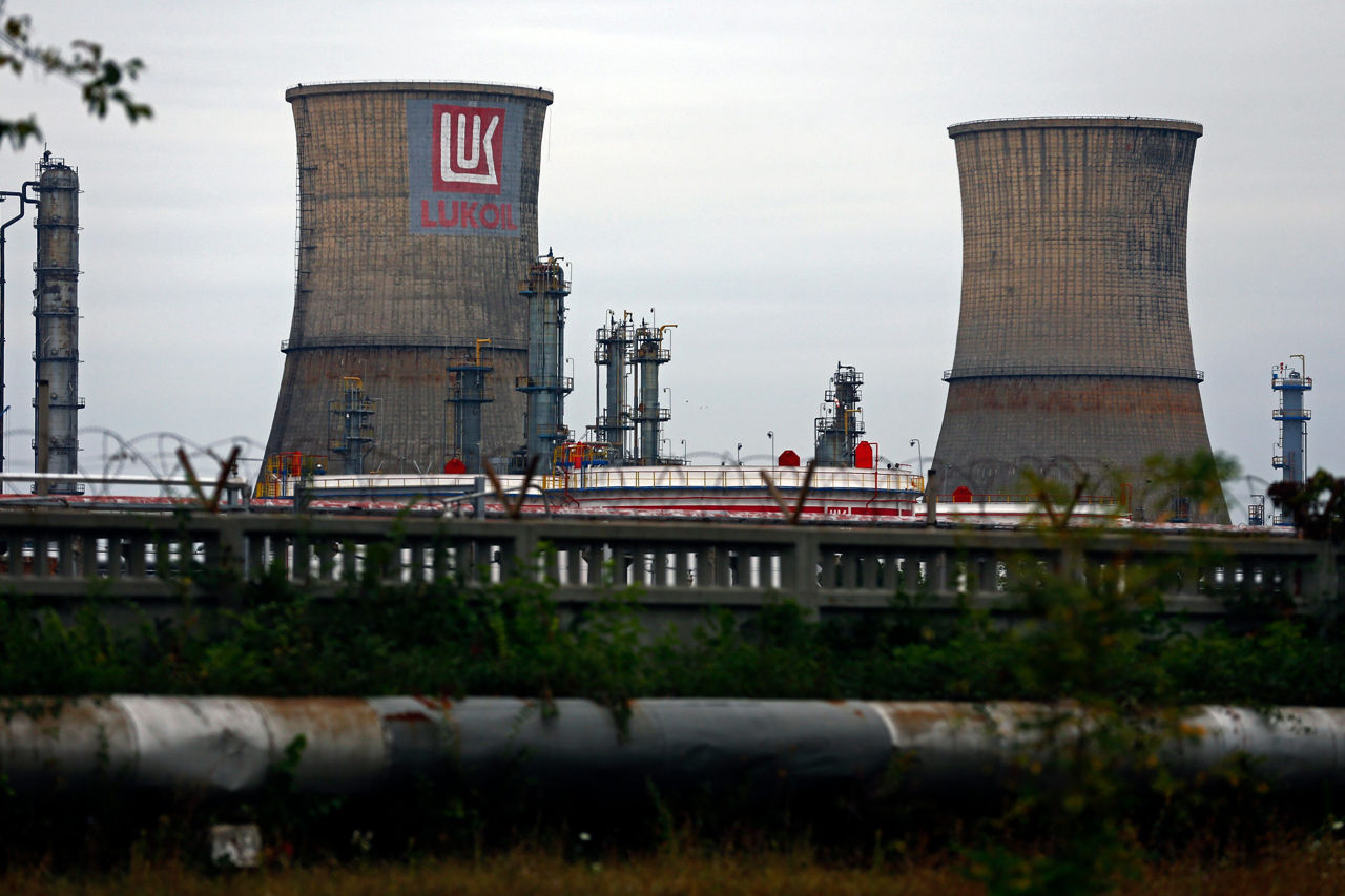 România propune preluarea controlului asupra activelor Lukoil.