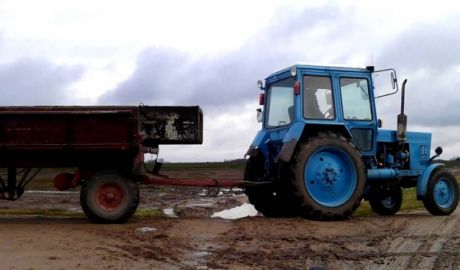 Un muncitor care efectua lucrări de reparaţie, călcat de tractor