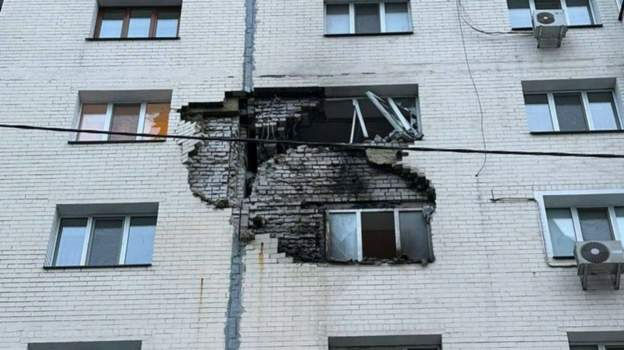 В Украине сообщают, что под Киевом обломки ракеты попали в многоэтажку.