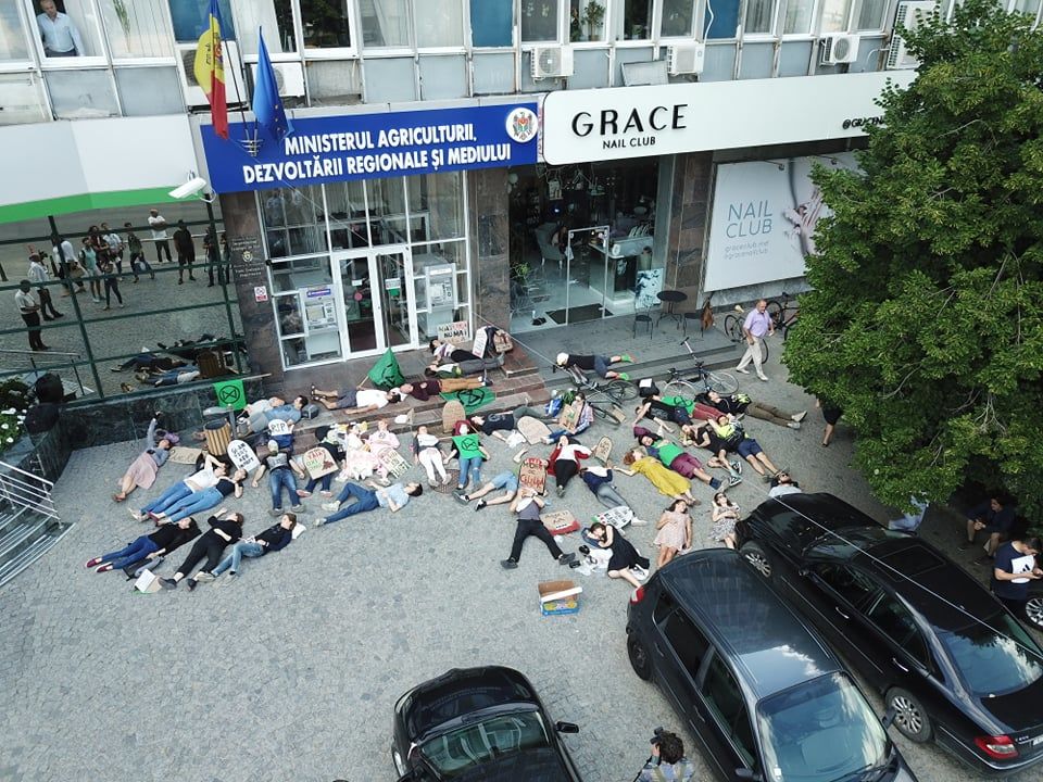 Перед минсельхозом активисты протестовали против загрязнения окружающей среды.