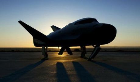 NASA publică o imagine: Avionul Dream Chaser în lumina zorilor