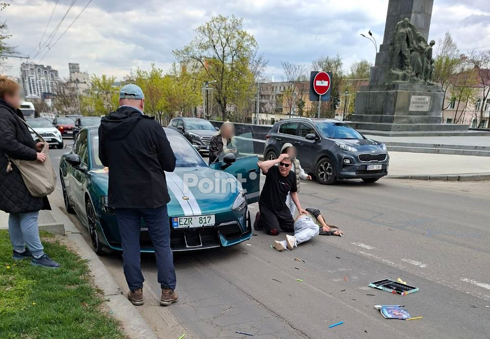 Șoferul care a lovit o femeie și o fetiță pe trecerea de pietoni, reținut pentru 72 de ore.