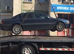 В столице полиция эвакуировала неправильно припаркованный автомобиль.