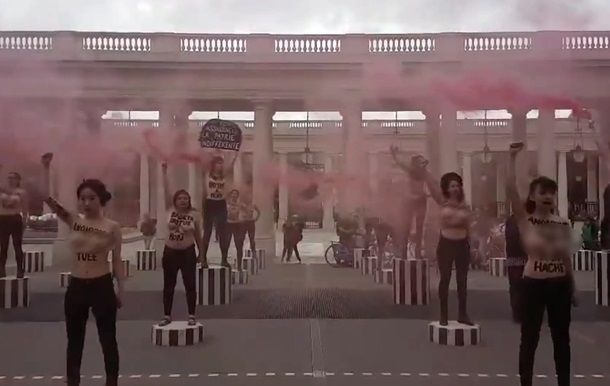 Возле Лувра прошла масштабная акция Femen.