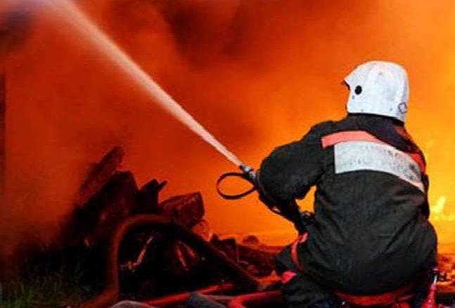 В течение нескольких часов пожар был взят под контроль.