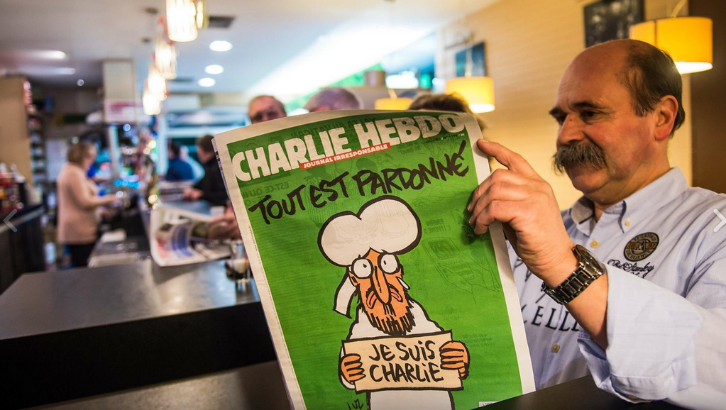 Мухаммед держит табличку с надписью Je suis Charlie («Я — Шарли») под заголовком «Все прощено». Фото: delfi.ee