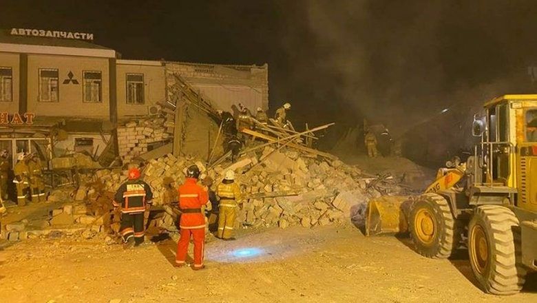 Взрыв в кафе в казахстанском Актау повредил 11 автомобилей.