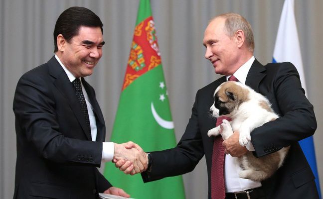 Глава Туркменистана подарил Путину щенка алабая.