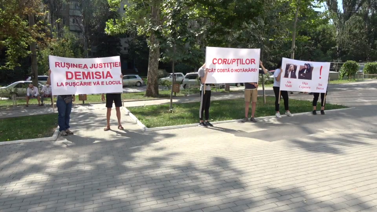 У АП Кишинева состоялась акция протеста "против коррумпированных судей".