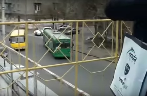 Футбол в Одессе: голкипер попал мячом в троллейбус.