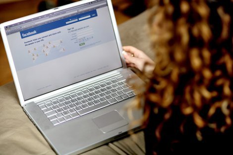 Два миллиона пользовательских паролей от социальных сетей Facebook, Twitter и "Одноклассники" похищены в результате массовой хакерской атаки.