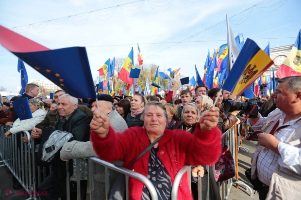 „Circa 100 de mii de oameni s-au adunat la un miting în R. Moldova în sprijinul integrării europene”, a titrat ieri și „RBK Ucraina”.