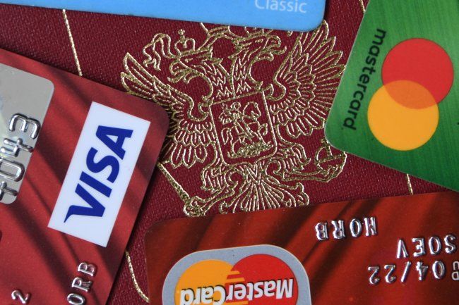 Moody’s предупредило о риске отключения России от Visa и MasterCard.
