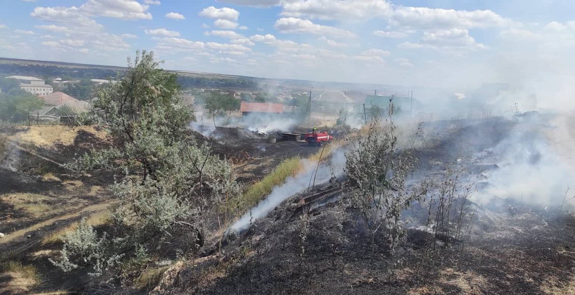 В Басарабяске возле старого кладбища произошел пожар.