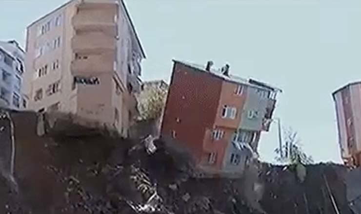 В Стамбуле рухнул четырехэтажный дом.