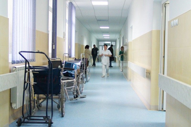 Copil cu febra ridicată, neglijat de medici pe holul unui spital din Capitală