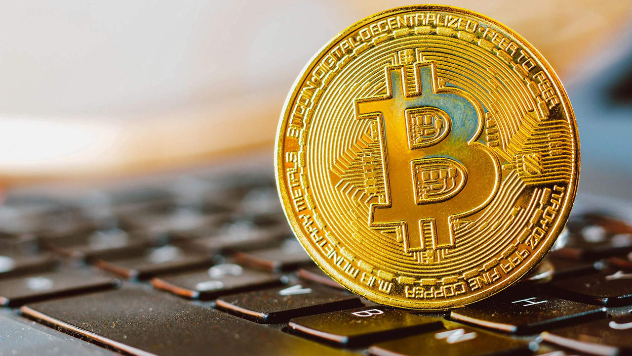 Стоимость биткоина превысила 100 тысяч долларов за одну монету.