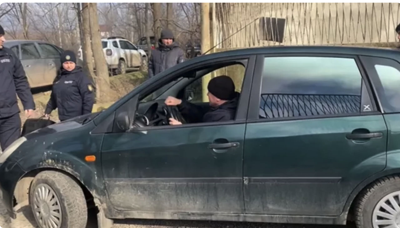 Doi deputați au ridicat o mașină confiscată de la o parcare specială la Cahul.